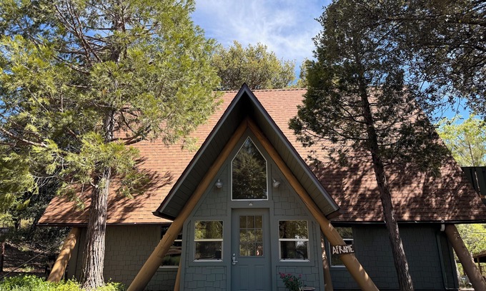 Julian Cabina | Cabina A-Frame moderna ubicada en Pinecrest Retreat