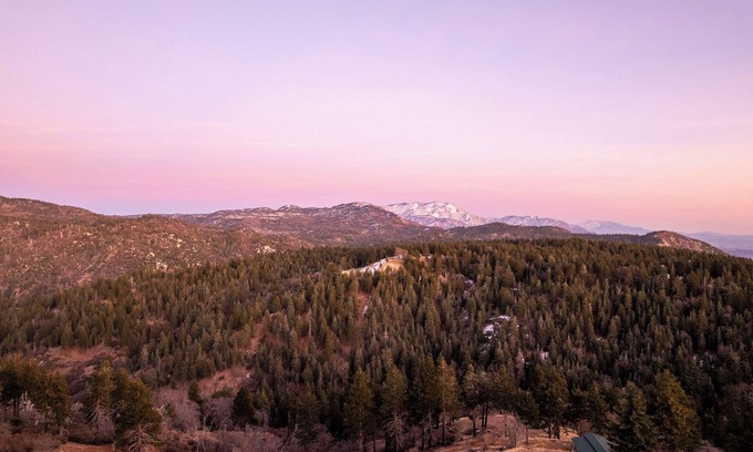 Running Springs Chalet De Esquí | Modern A-Frame with Mountain Views, Hot Tub, Game Room, & EV in Running Springs