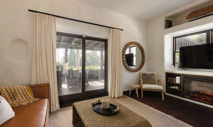 Vista Casa | Modern Adobe Home with a Tranquil Feel