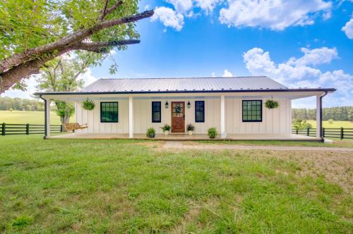 Altavista Casa | Modern Altavista Farmhouse with Countryside Views