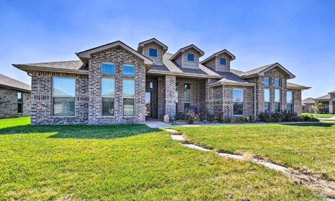 Amarillo Casa | Modern Amarillo House with Fire Pit and Hot Tub!