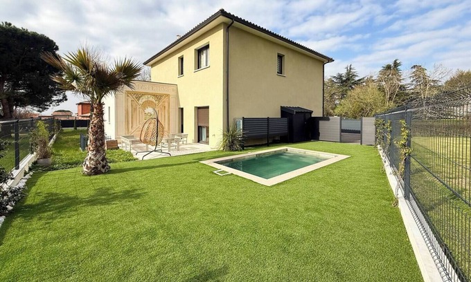 Villeneuve-les-Bouloc Apartamento | Modern and Cozy Apartment with Private Pool