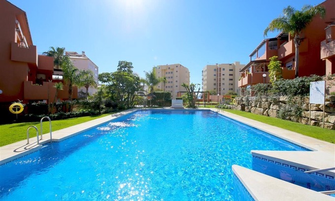 Estepona Apartamento | Apartamento moderno y luminoso con piscina, Puerto de Estepona cerca de restaurantes y bares