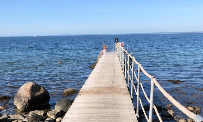 Bastad Apartamento | Modern and comfortable vacation apartment with shared outdoor pool, in the summery town of Båstad.