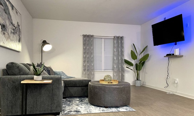 New Castle Apartamento | Modern and Cozy 2-Bedroom, 2-Bathroom Getaway!