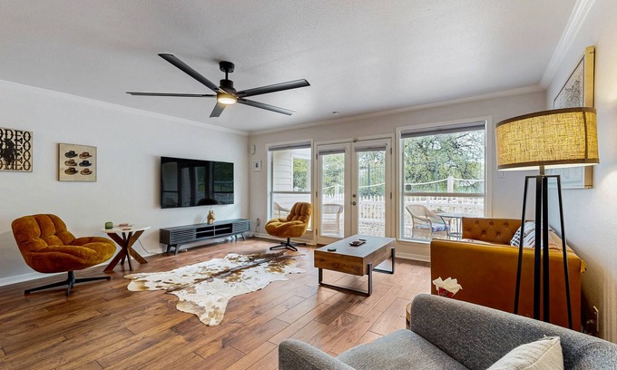 Riverside Condominio | Modern and cozy apartment in downtown with patio, close to lake & restaurants