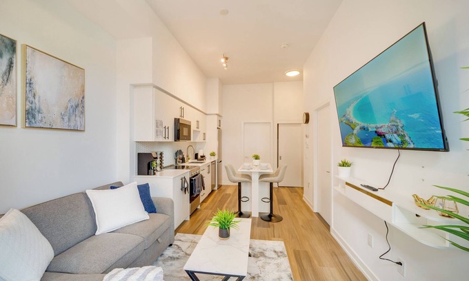 Kitchener Condominio | Modern and Cozy in Central KW w/Gym