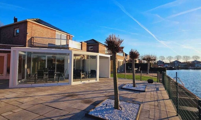 Oude-Tonge Casa | Modern and fully furnished detached dike house. This dike house is suitable for 6 people and has a c