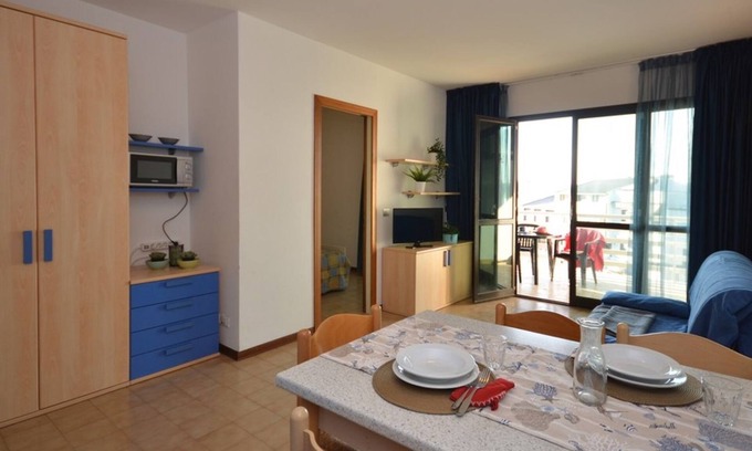 Lignano Sabbiadoro Apartamento | Estancia moderna y encantadora cerca de la playa.