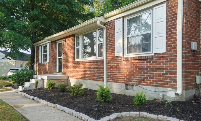 Glencliff Casa | Modern and Musical 1950s Ranch-Sleeps 5