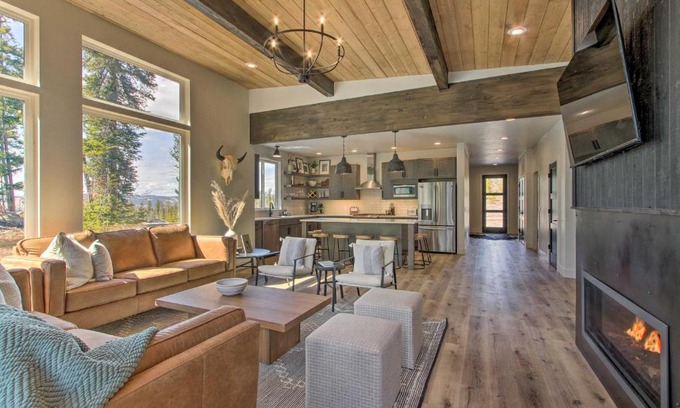 Philipsburg Casa | Modern and Newly Built Cabin Ski, Fish, Hike!