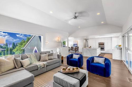 Sammamish Casa | Modern and Relaxing Lake Sammamish View House