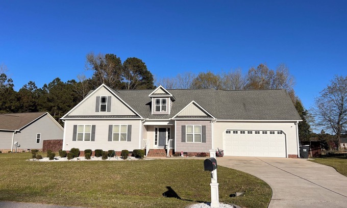 Bunnlevel Casa | Modern and Serene Charming One Story 3-Bedroom House in Smithfield, NC.