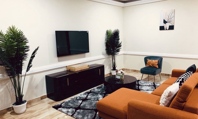 Teshie Apartamento | Modern and Spacious 2 Bdrm Serviced Apt w/ Patio - Approx. 15 mins from Airport