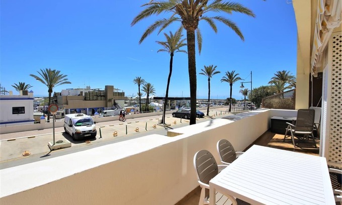 Estepona Apartamento | Apartamento moderno y espacioso con vista al mar, Primera línea en el puerto cerca de playa y bares