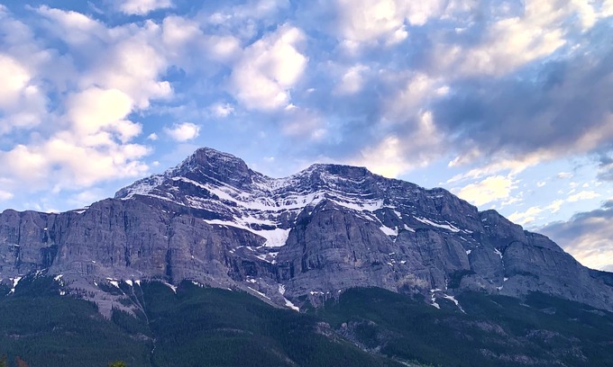 Cochrane Casa | Modern and spacious family home close to Calgary and the mountains.