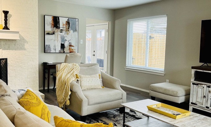 Lake Dallas Casa | Modern and Stylish updated home