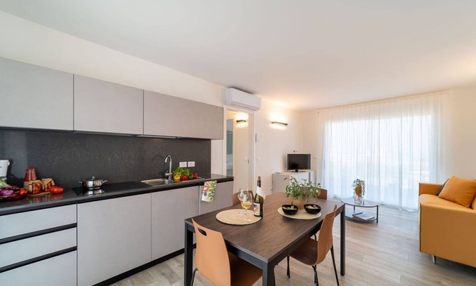 Lignano Sabbiadoro Apartamento | Apartamento moderno con solárium y vista panorámica a la laguna y al mar.