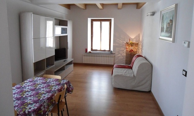 Terzo d'Aquileia Apartamento | Apartamento moderno con vigas de madera.