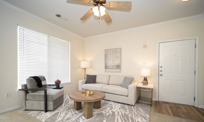 West Chester Apartamento | Modern Apartment in Prime Location (ID7083X61)