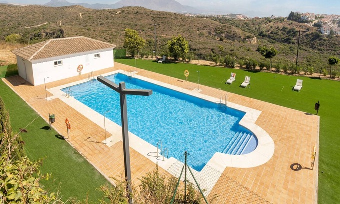 Puerto de la Duquesa Casa | Atractivo apartamento en Manilva con piscina comunitaria, a 5minutos de la Playa