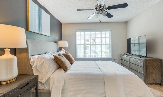 Brentwood Apartamento | Modern Apartment in Prime Location (ID8494X66)