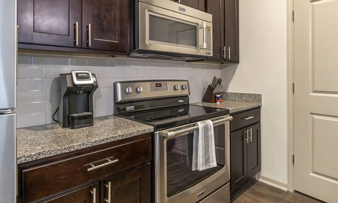 Seven Springs Apartamento | Modern Apartment in Prime Location (ID9491X71)