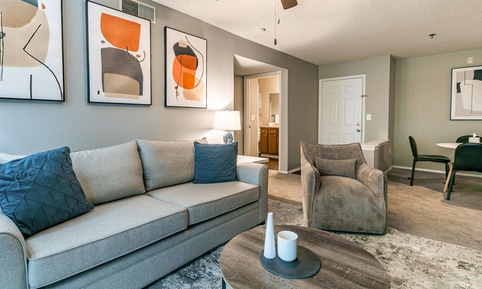 Blue Ash Apartamento | Modern Apartment in Prime Location (ID4707X29)