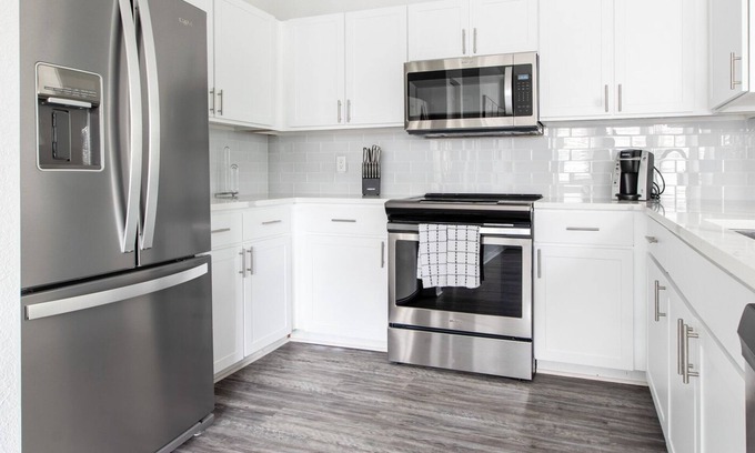 Baldwin Park Apartamento | Modern Apartment in Prime Location (ID6183X04)
