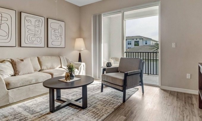 Trafalgar Apartamento | Modern Apartment in Prime Location (ID8394X24)