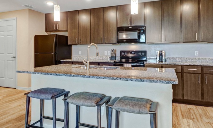 Trafalgar Apartamento | Modern Apartment in Prime Location (ID8403X48)