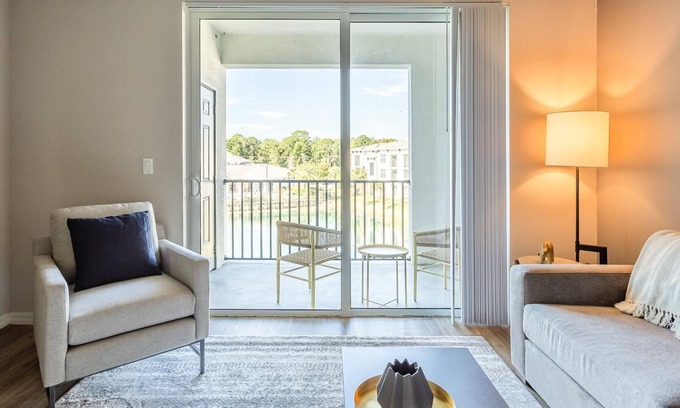 Trafalgar Apartamento | Modern Apartment in Prime Location (ID8616X10)