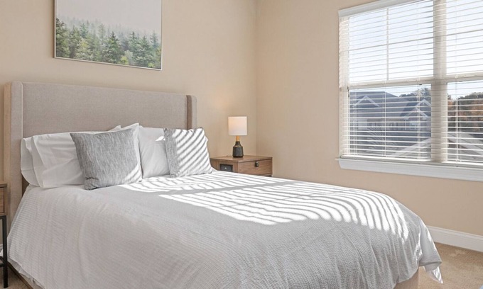 Greensboro Apartamento | Modern Apartment in Prime Location (ID7829X28)