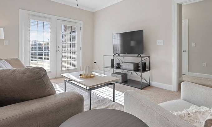 Greensboro Apartamento | Modern Apartment in Prime Location (ID7976X37)