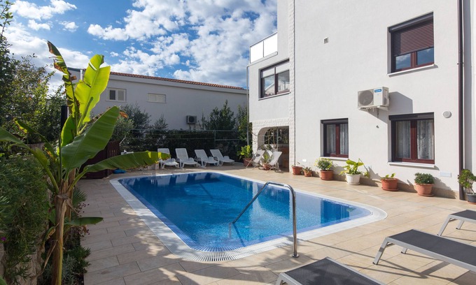Krk Apartamento | Apartamento moderno Koralj con piscina No. 2