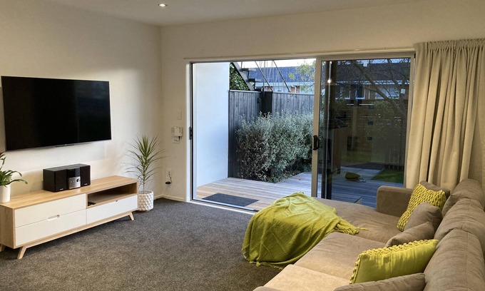 Greenlane - Ellerslie Casa | Modern apartment near vibrant Ellerslie village/train station. Central Auckland