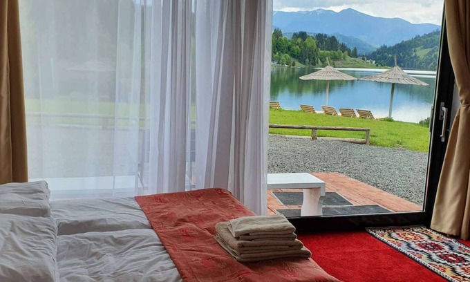 Colibita Apartamento | Modern apartment on the shore of Lake Colibița