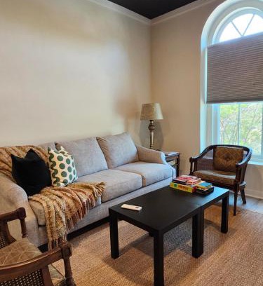 Elloree Apartamento | Modern apartment overlooking a Historic Downtown