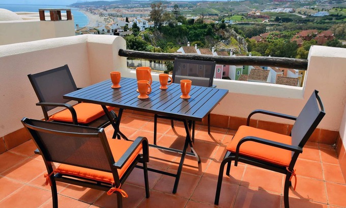 Bahia de Casares Apartamento | Apartamento moderno, terraza con vistas, internet