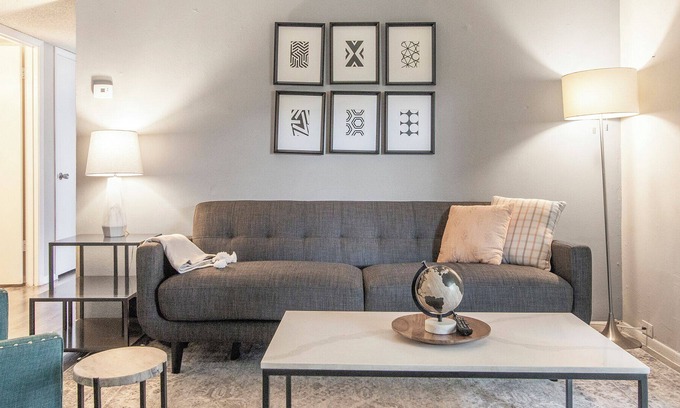 St. Petersburg - Clearwater Apartamento | Modern Apartment in Prime Location (ID3735X8)