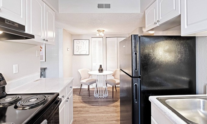 St. Petersburg - Clearwater Apartamento | Modern Apartment in Prime Location (ID7983X03)