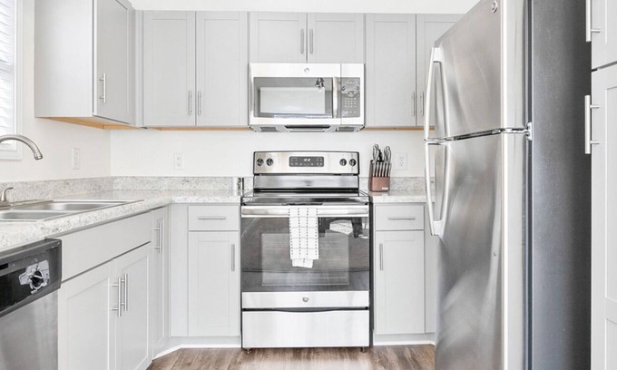 Winston - Salem Apartamento | Modern Apartment in Prime Location (ID6949X45)