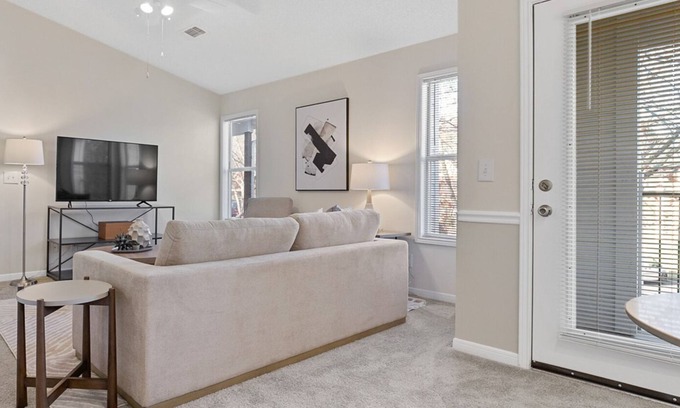 Winston - Salem Apartamento | Modern Apartment in Prime Location (ID7350X50)