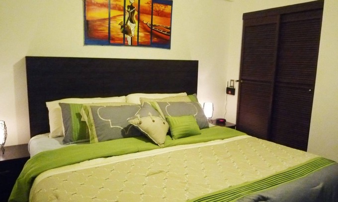 Granada Condominio | Modern Apartment w / piscina