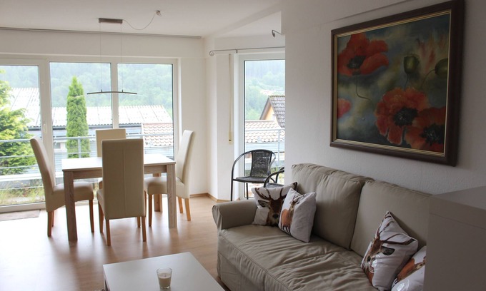 Bad Wildbad Apartamento | Apartamento moderno con solárium y vistas a la Selva Negra.