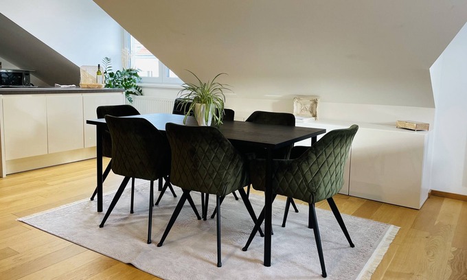 Penzing Apartamento | Modern apartment with distant views and garage