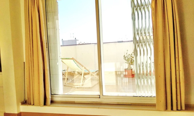 El Cabanyal Apartamento | Apartamento moderno con gran terraza cerca de la playa.