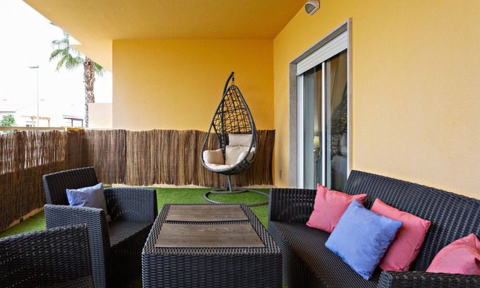 Canada Apartamento | Piso moderno con acceso a la piscina!