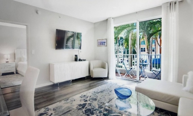 East Ocean Ave Condominio | Modern Apartment With Stunning Water Views