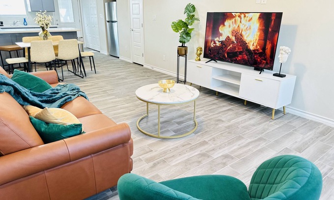 Brownsville Condominio | Modern apt/King bed/Free parking/Wi-fi